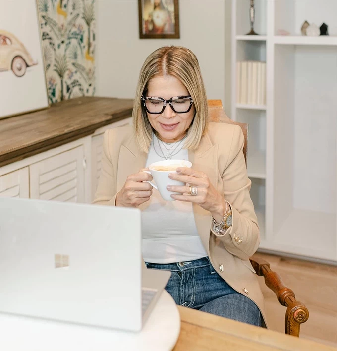 Iara Watney Kokx - Terapeuta Sistêmica - Atendimento Online  - ©pressfoto - FreePik  